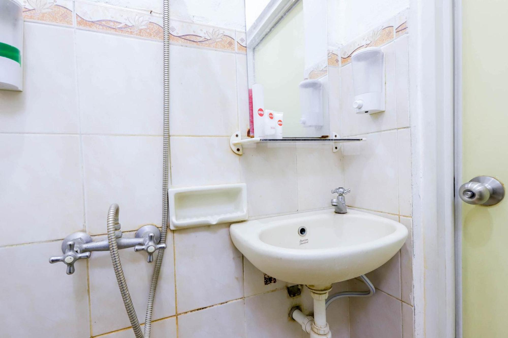 Oyo 1111 Pasar Baru Inn Джакарта Екстер'єр фото
