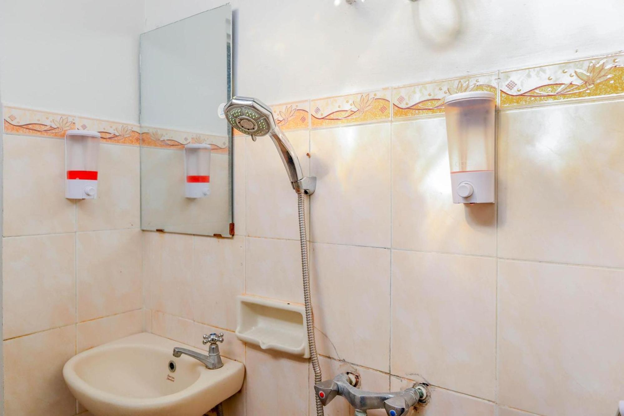 Oyo 1111 Pasar Baru Inn Джакарта Екстер'єр фото