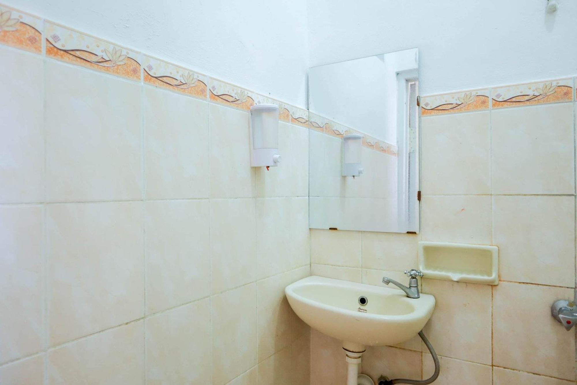 Oyo 1111 Pasar Baru Inn Джакарта Екстер'єр фото